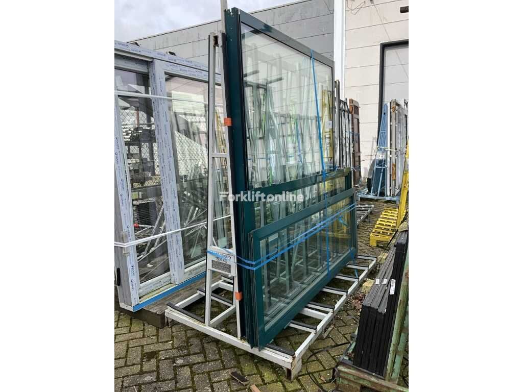 Double-sided metal glass/plate trestle with contents varastohylly